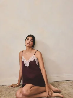 Rouge bordeaux - Nuisette en satin avec détail en dentelle