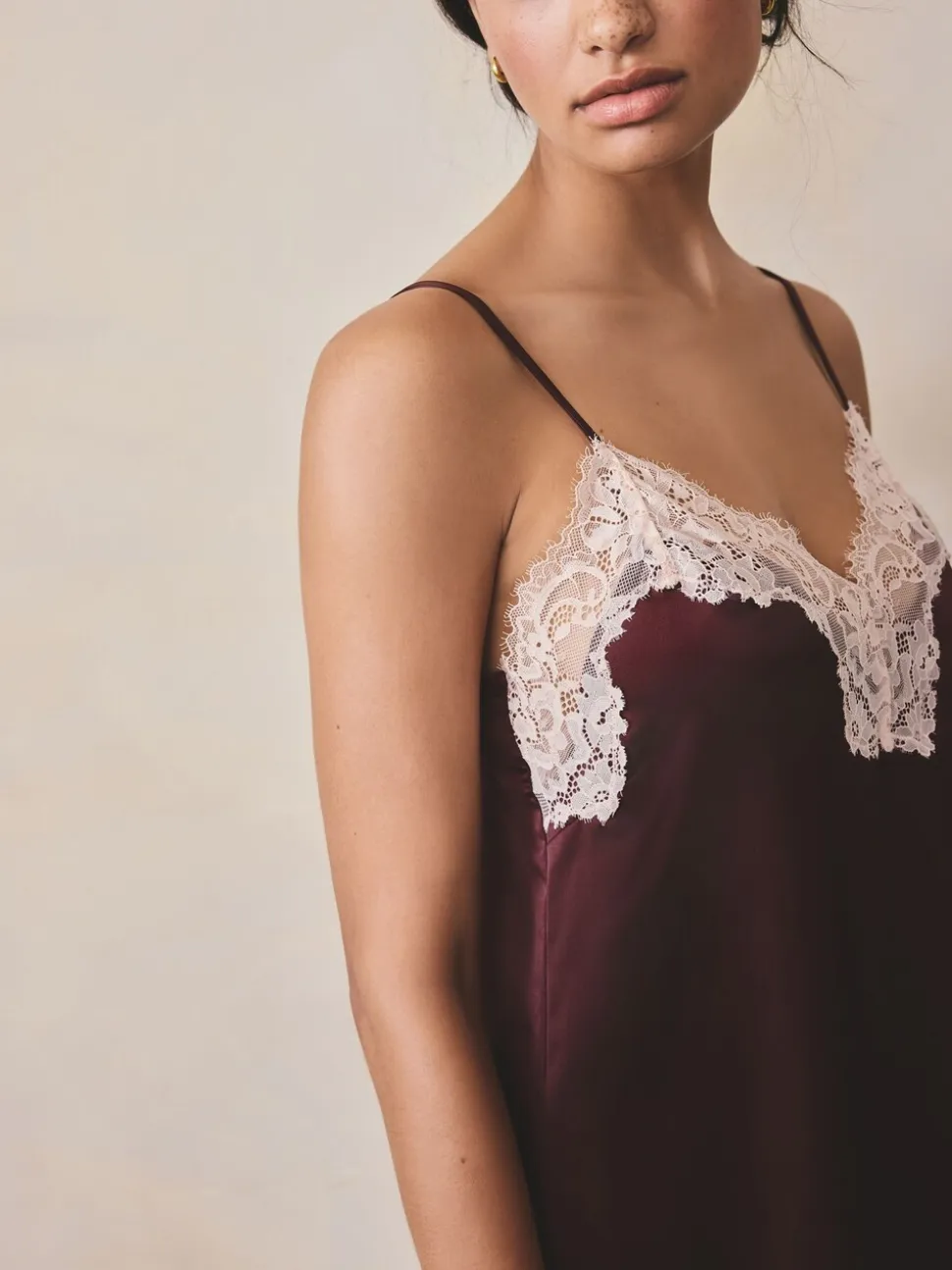 Rouge bordeaux - Nuisette en satin avec détail en dentelle