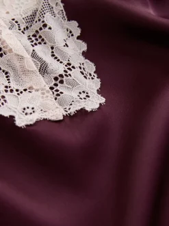 Rouge bordeaux - Nuisette en satin avec détail en dentelle