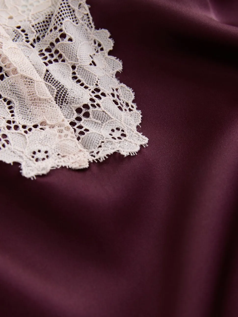 Rouge bordeaux - Nuisette en satin avec détail en dentelle