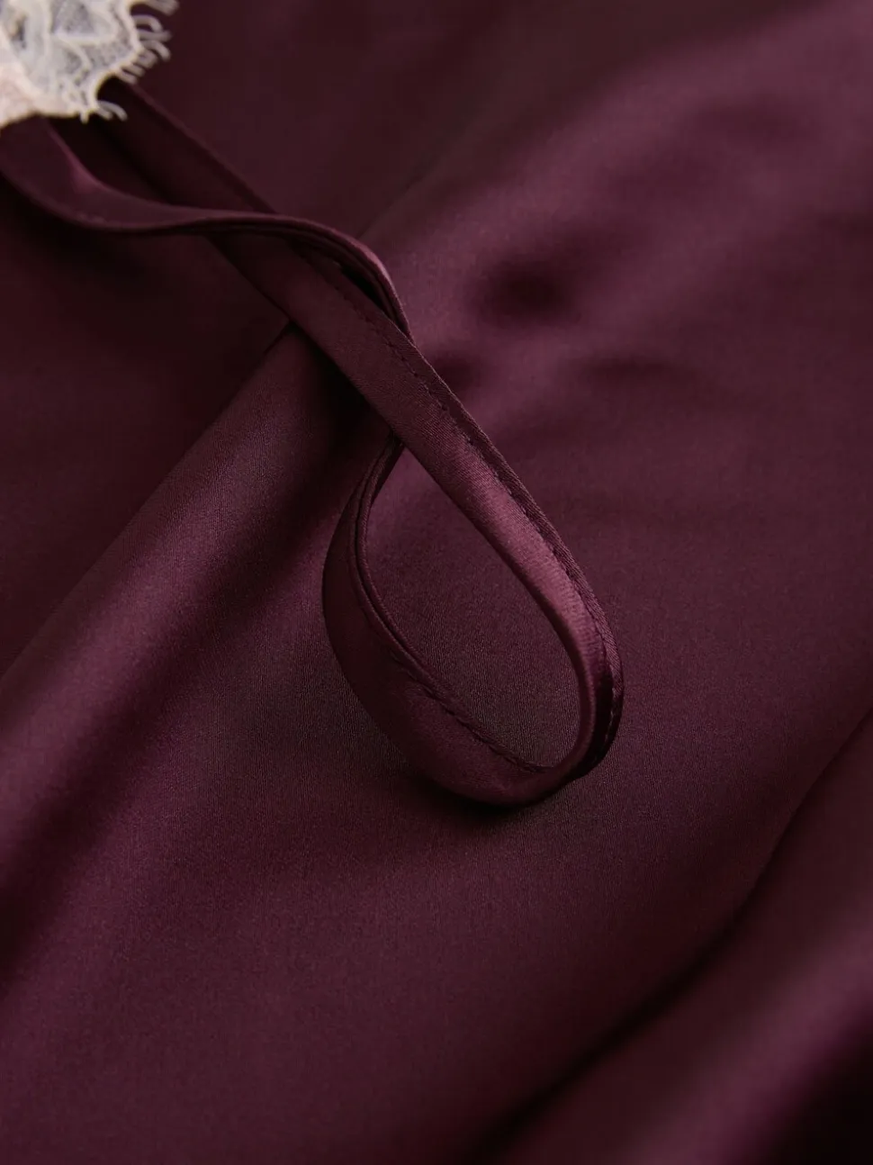 Rouge bordeaux - Nuisette en satin avec détail en dentelle