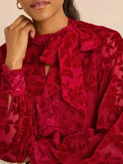 Rouge dévoré en velours - Chemisier Love & Roses manches longues à nœud lavallière