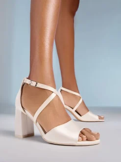 Sandales Friends Like These en Satin à lanières croisées avec chaussures à talons milieu et bout ouvert pour mariée