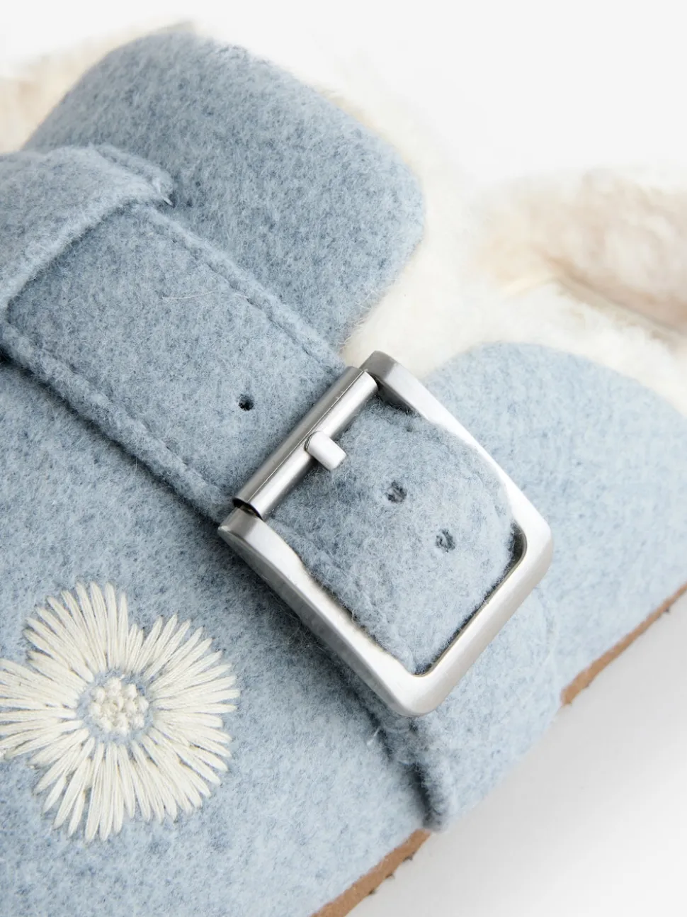 Shabby Chic by Rachel Ashwell® bleu chaussons mules brodées avec semelle plantaire en fourrure
