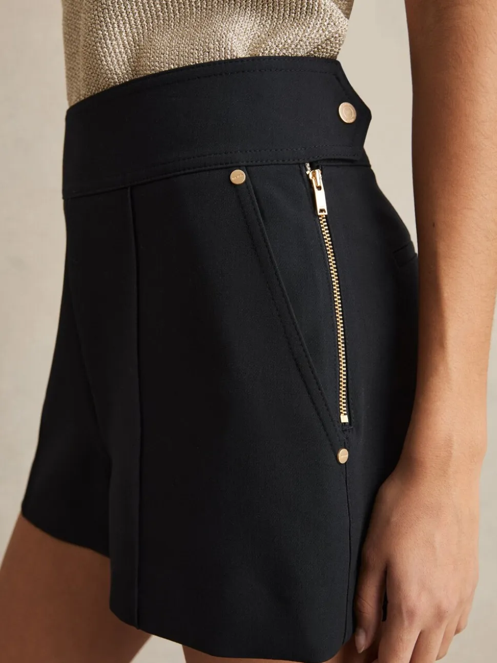 Short Reiss Immie coupe ajustée à détail clouté