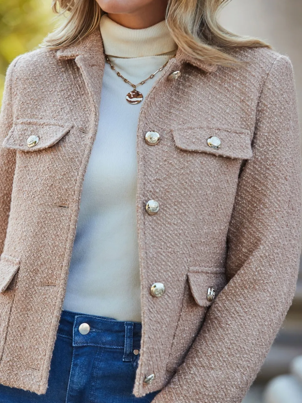 Sosandar veste en boucle à boutons dorés