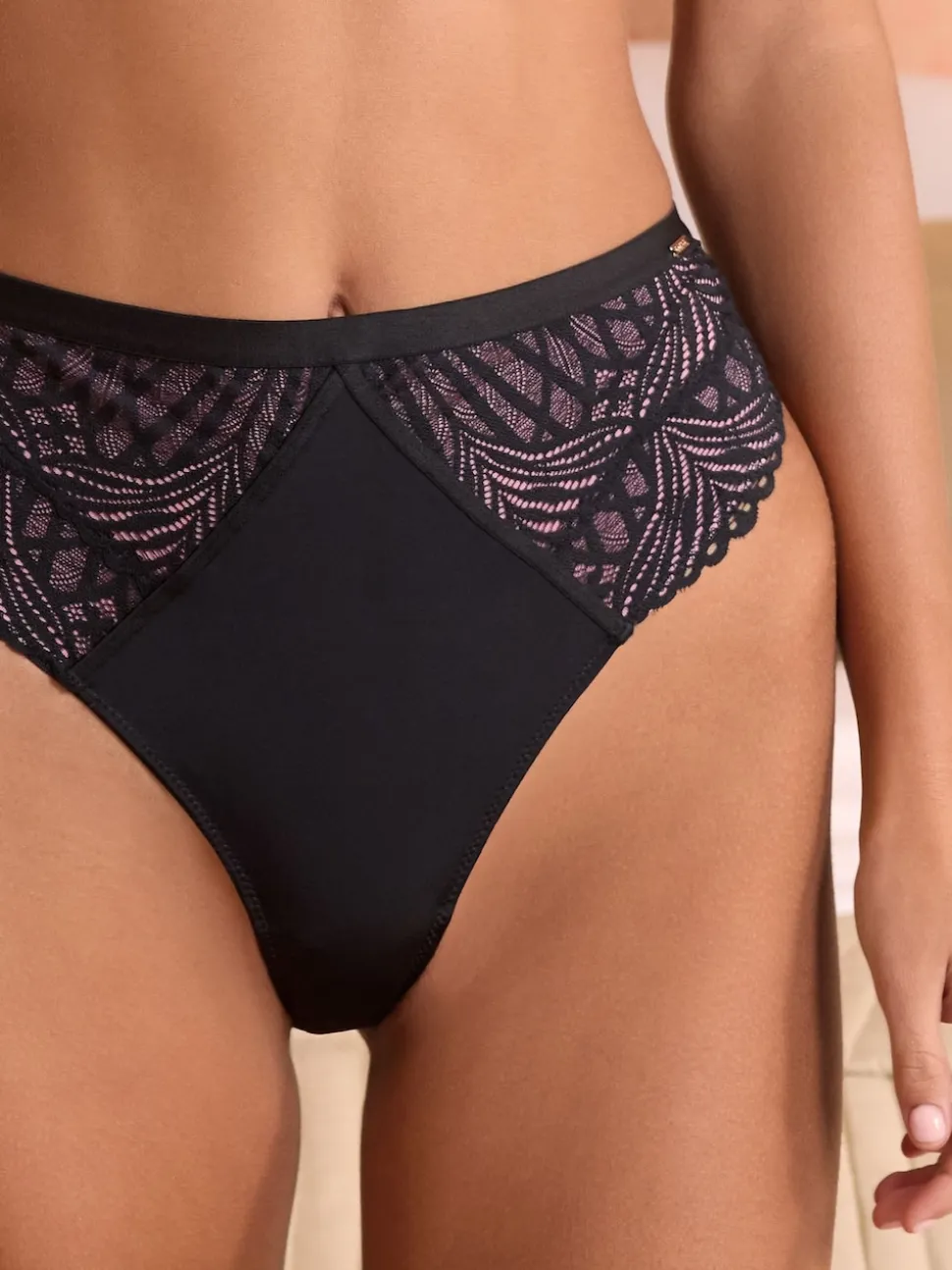 String Lipsy en dentelle géométrique