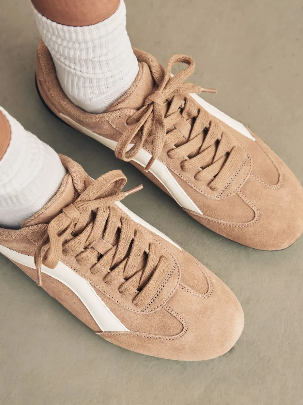 Suede de chameau - Baskets à lacets Forever Comfort® en cuir à semelle slim