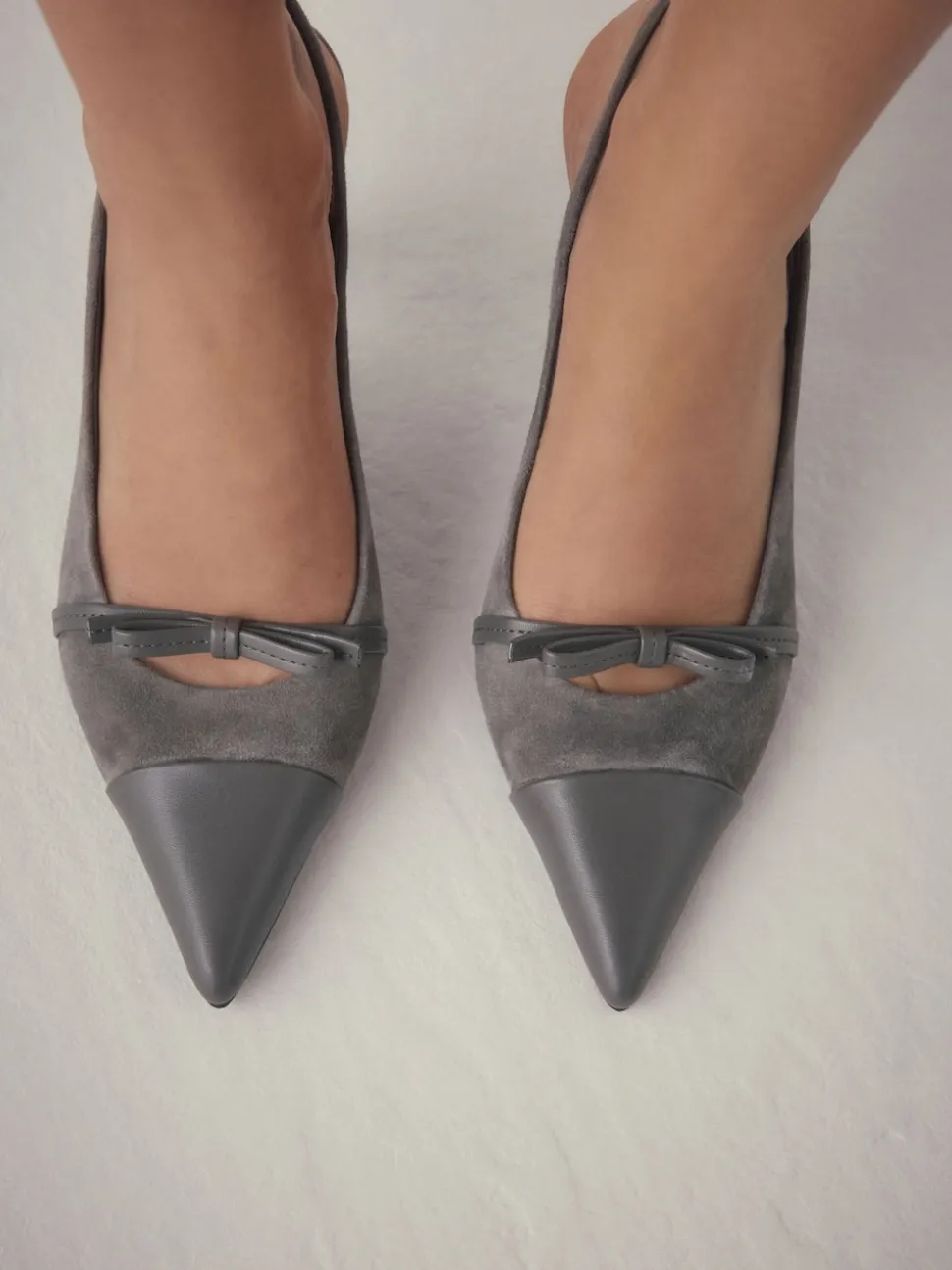 Suede grise - Chaussures à talons Forever Comfort® pointus en cuir avec nœud et bride arrière