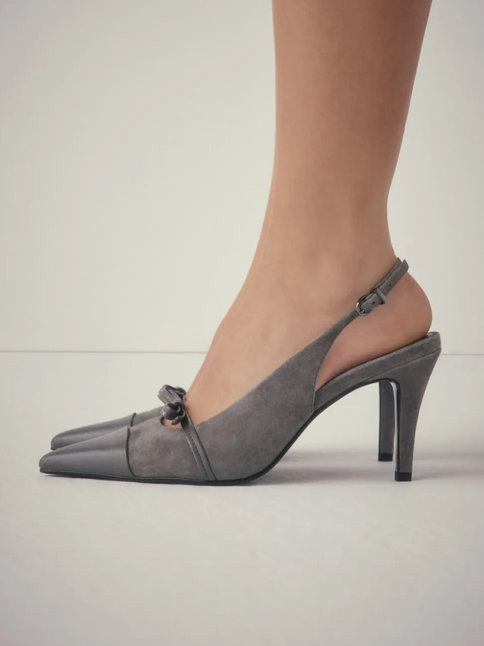 Suede grise - Chaussures à talons Forever Comfort® pointus en cuir avec nœud et bride arrière