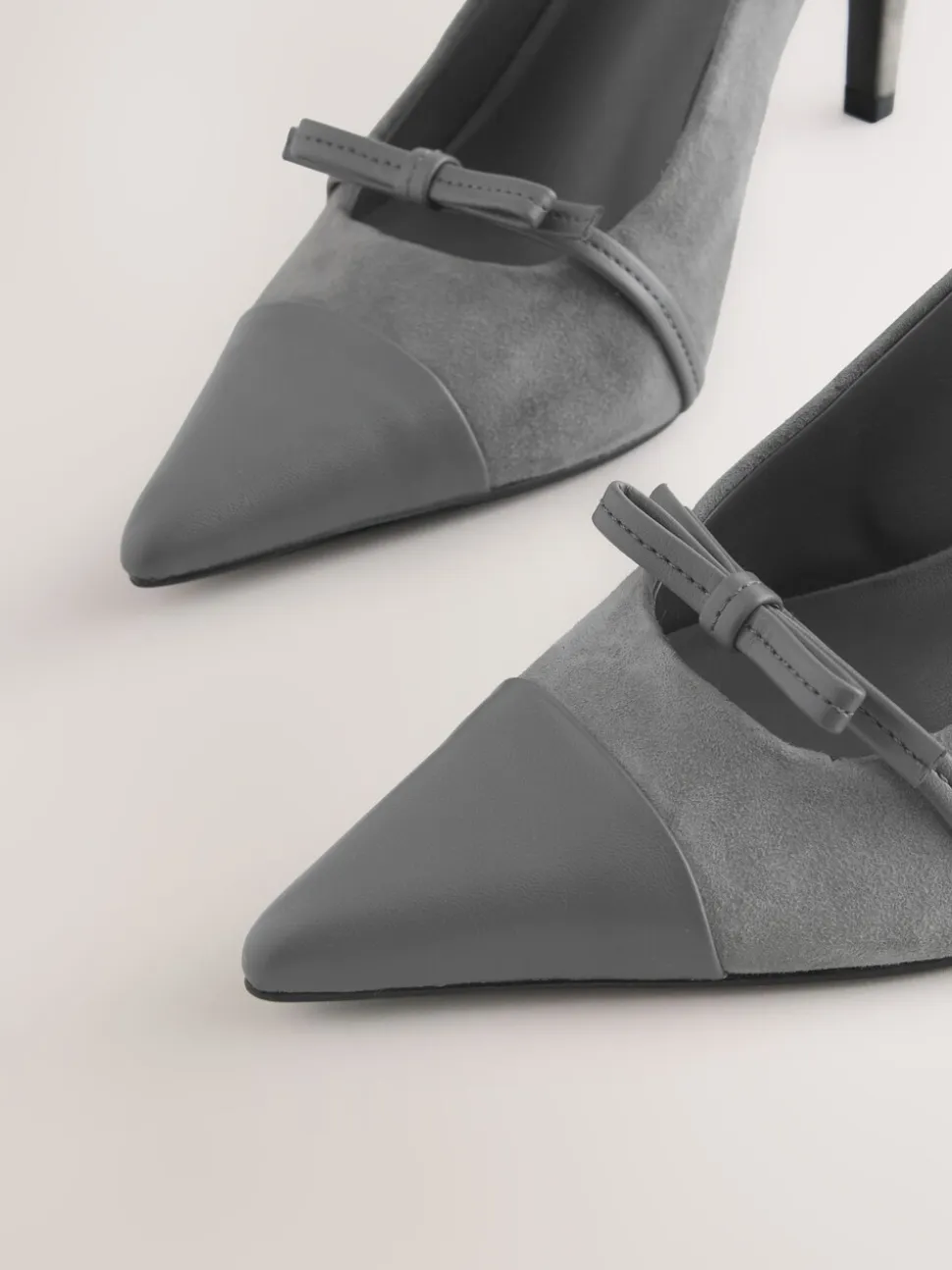 Suede grise - Chaussures à talons Forever Comfort® pointus en cuir avec nœud et bride arrière