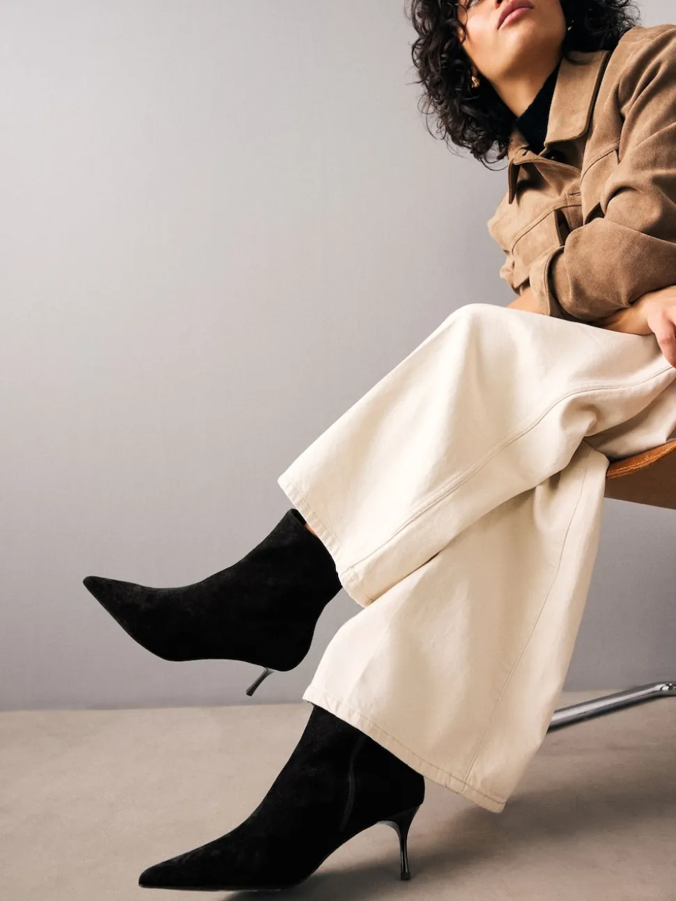 Suede noire - Bottes fines à talons et bout pointu