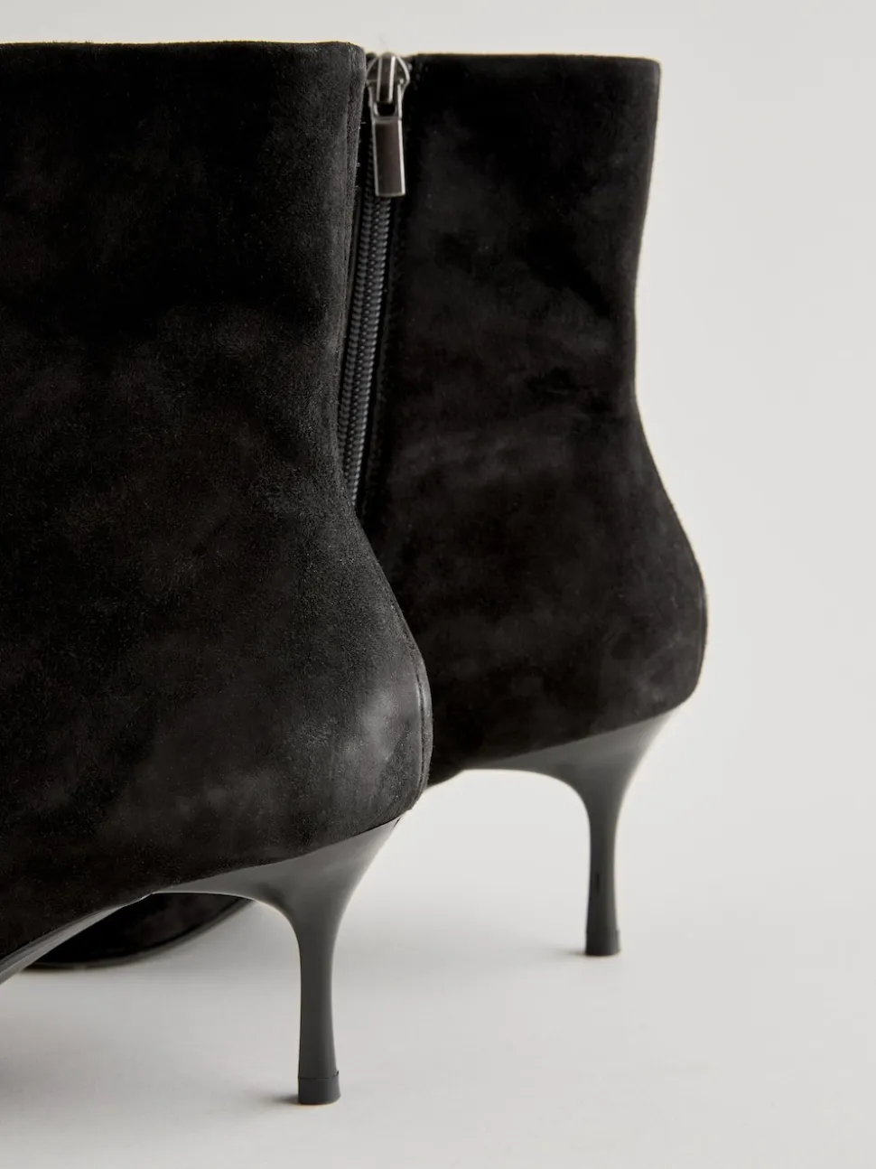 Suede noire - Bottes fines à talons et bout pointu