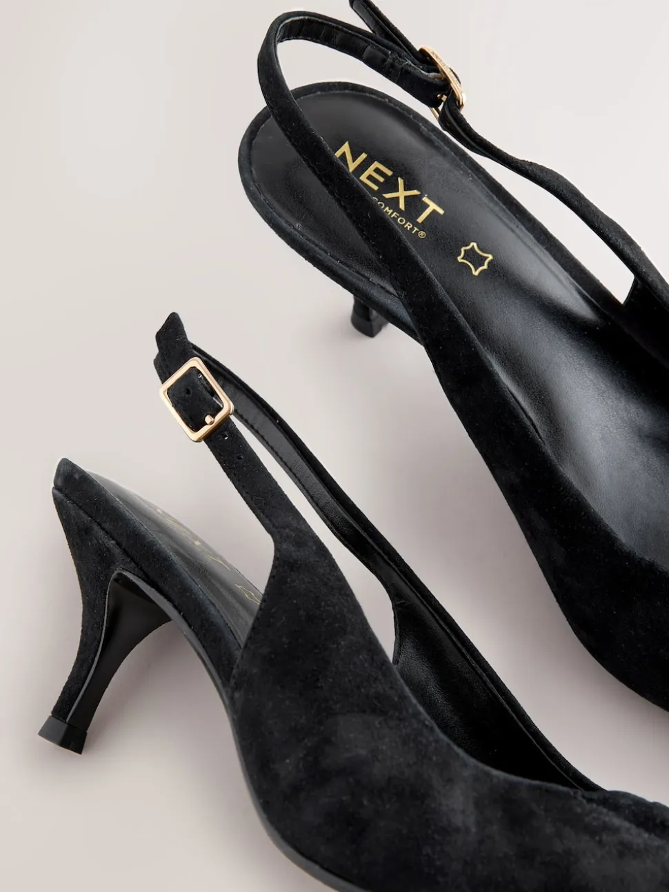 Suede noire - Chaussures à talons à bride arrière en cuir et détails découpés