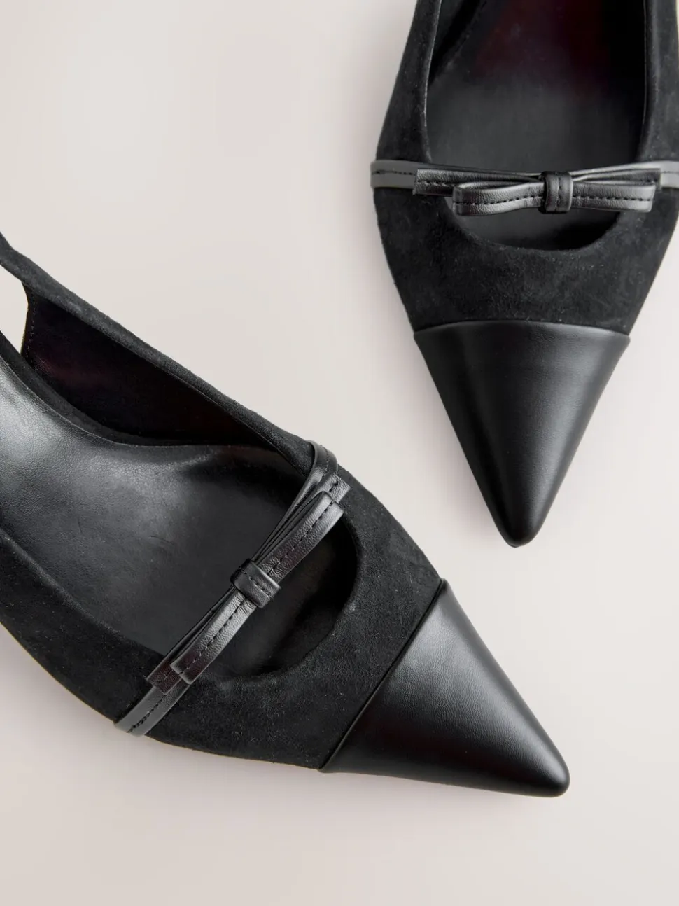 Suede noire - Chaussures à talons Forever Comfort® pointus en cuir avec nœud et bride arrière
