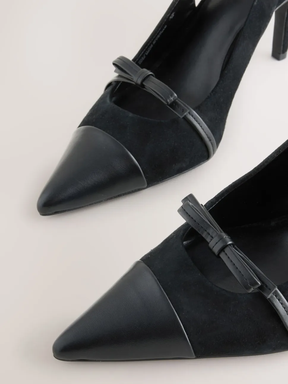 Suede noire - Chaussures à talons Forever Comfort® pointus en cuir avec nœud et bride arrière