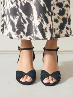 Suede noire - Sandales à talons Forever Comfort® en cuir à talons avant et treillis