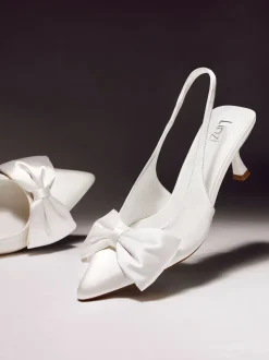 Talons Linzi de mariage Merlot en satin à bride arrière avec nœud