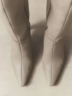 Taupe (Taupe) - Bottes à talons Forever Comfort® à talons hauts avec finitions matérielles