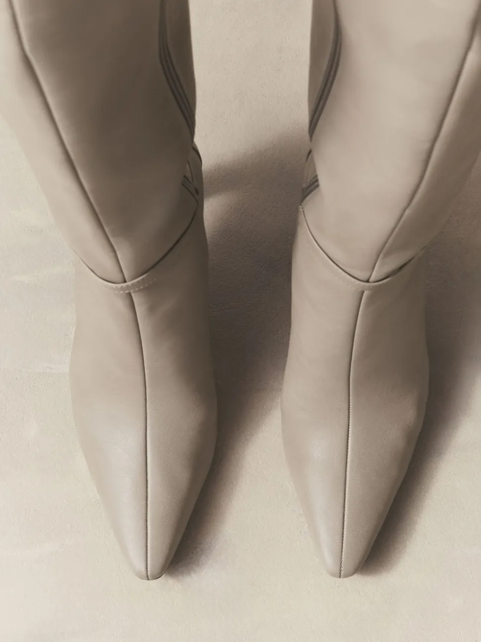 Taupe (Taupe) - Bottes à talons Forever Comfort® à talons hauts avec finitions matérielles