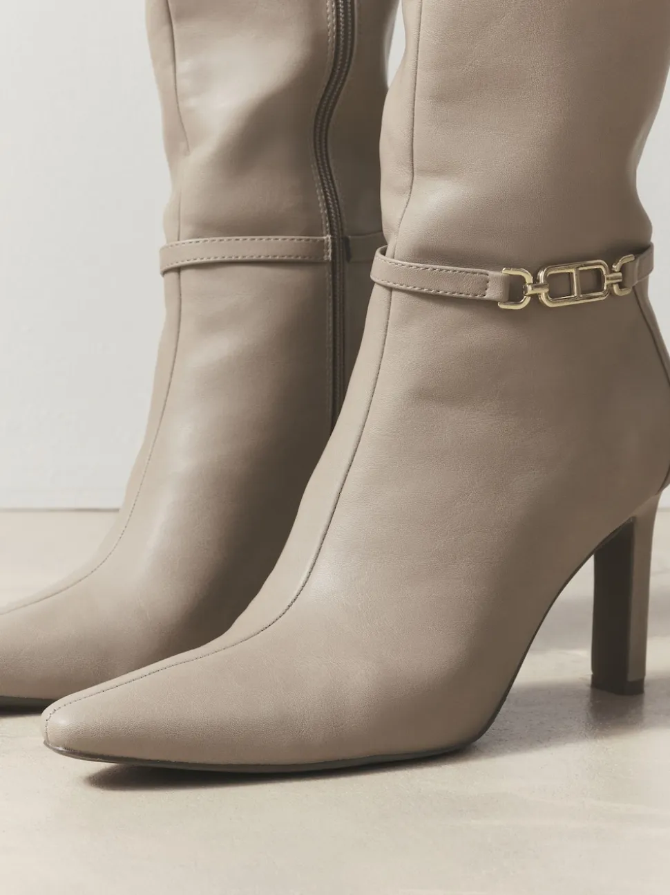Taupe (Taupe) - Bottes à talons Forever Comfort® à talons hauts avec finitions matérielles