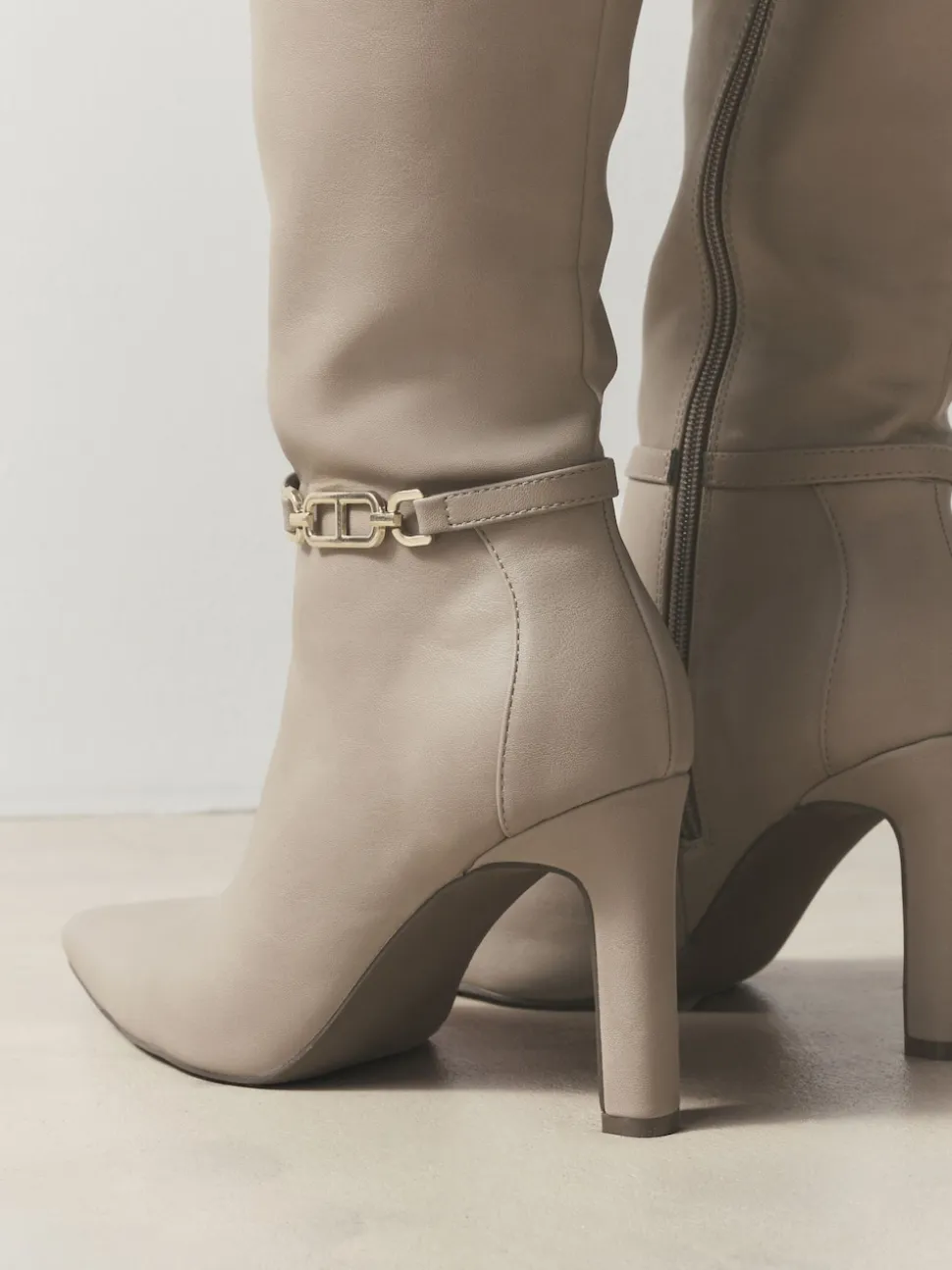 Taupe (Taupe) - Bottes à talons Forever Comfort® à talons hauts avec finitions matérielles