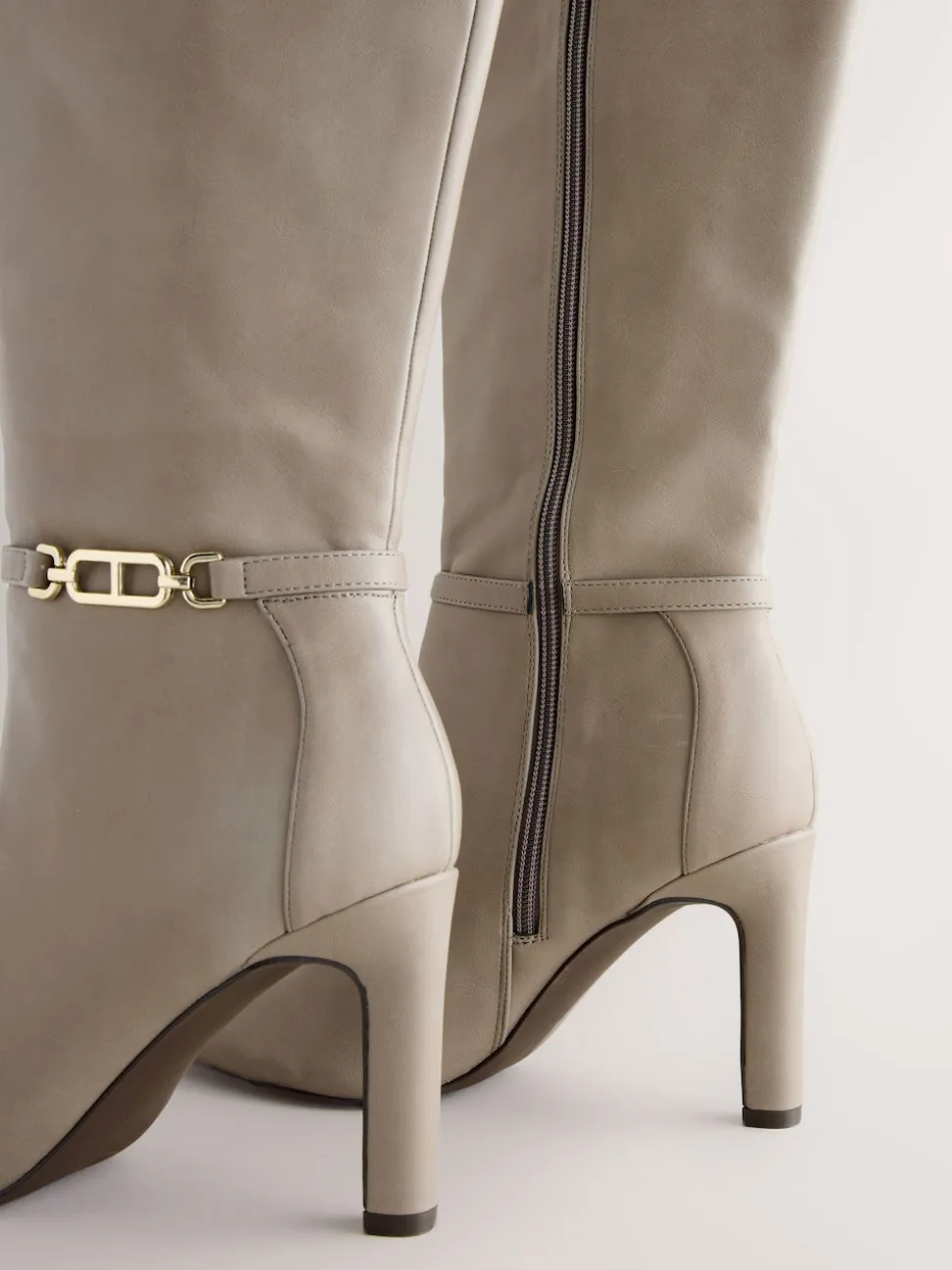 Taupe (Taupe) - Bottes à talons Forever Comfort® à talons hauts avec finitions matérielles