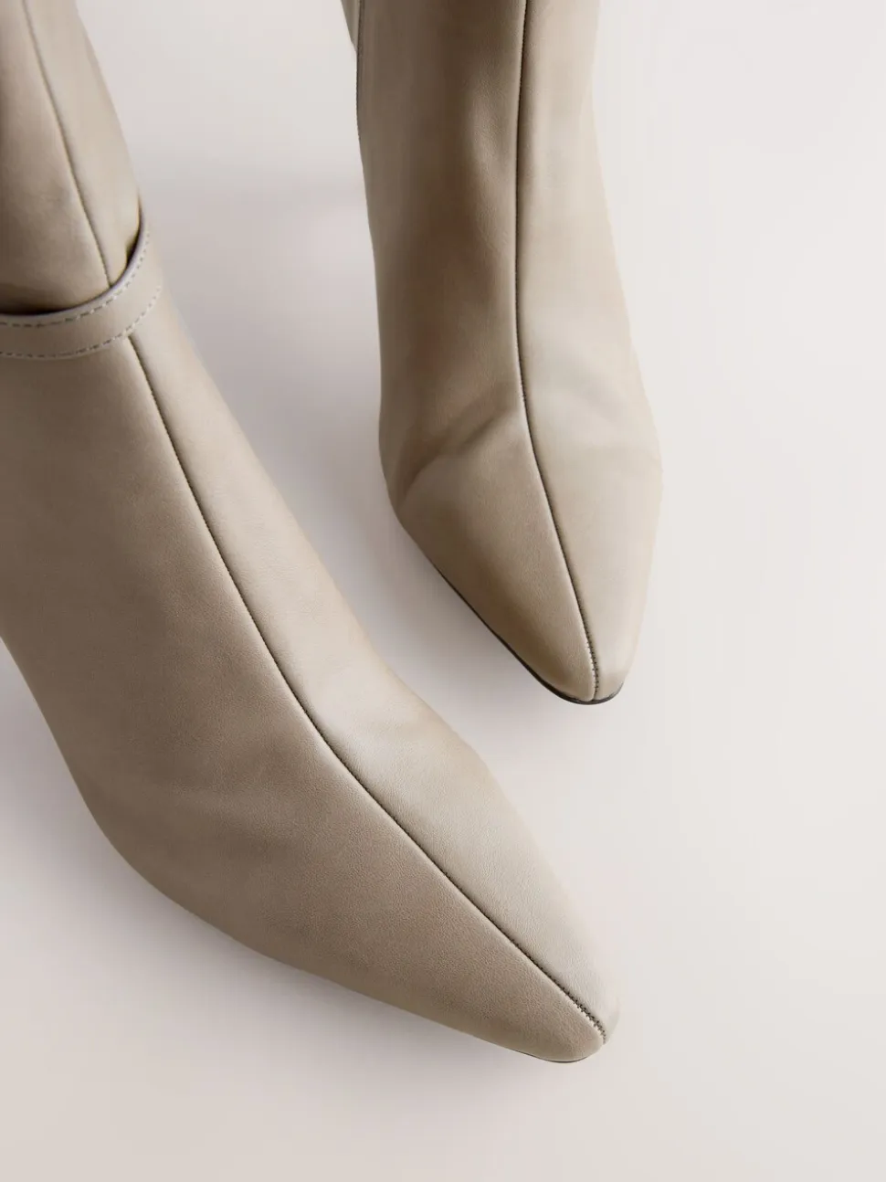 Taupe (Taupe) - Bottes à talons Forever Comfort® à talons hauts avec finitions matérielles
