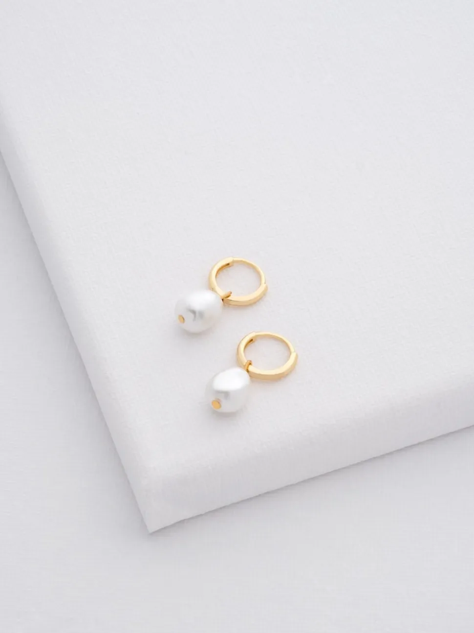 Ted Baker PERIAA : Boucles d’oreilles Huggie en perles