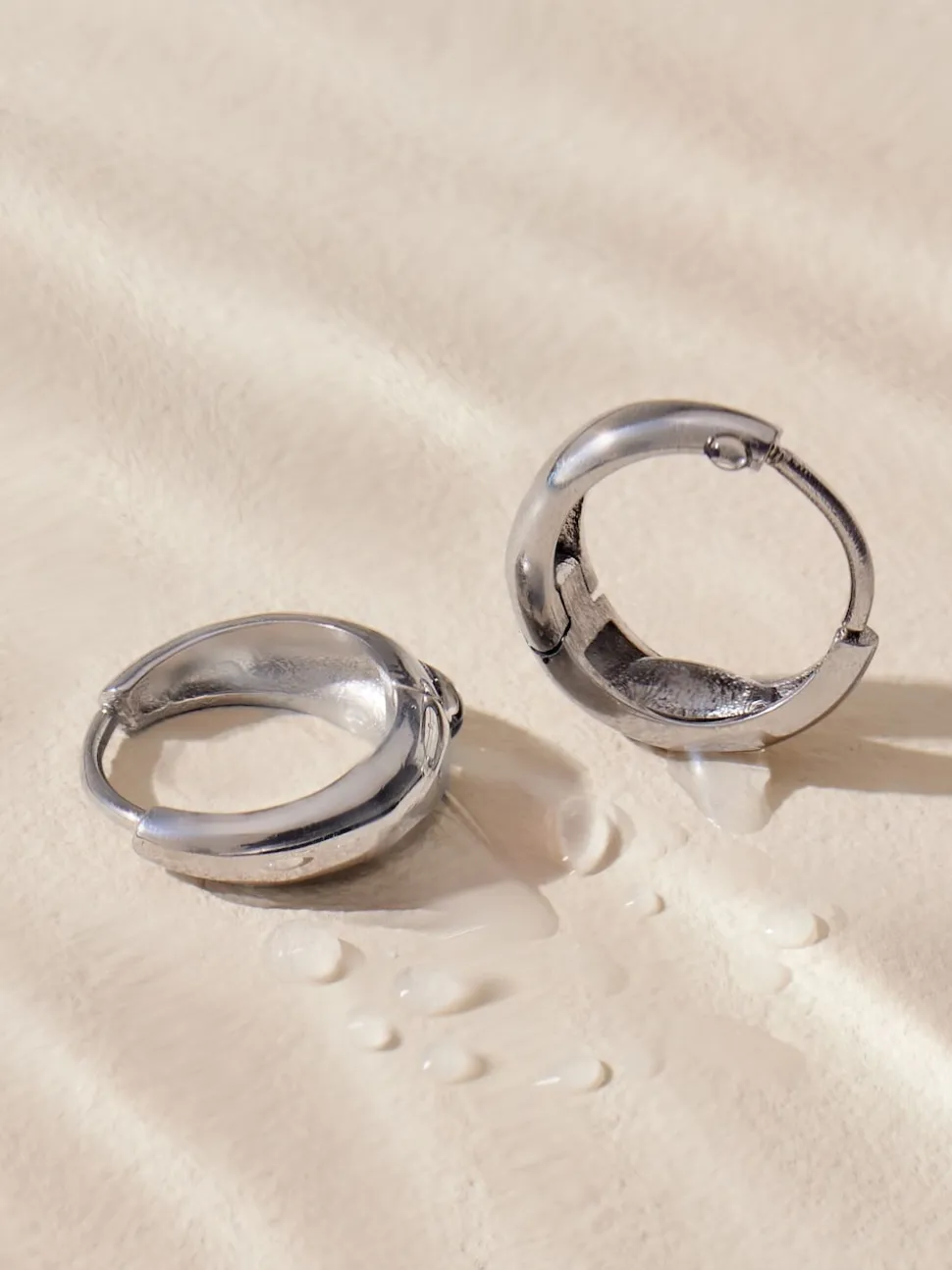 Tonalité argentée - Boucles d'oreilles Huggie en acier inoxydable
