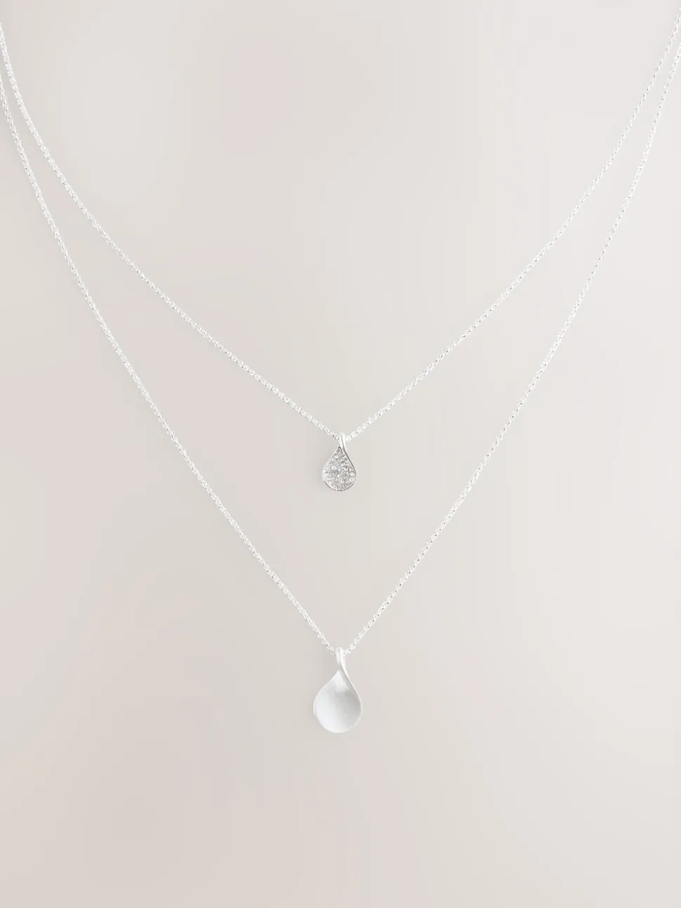 Tonalité argentée - Collier multi-couches à pétales scintillants