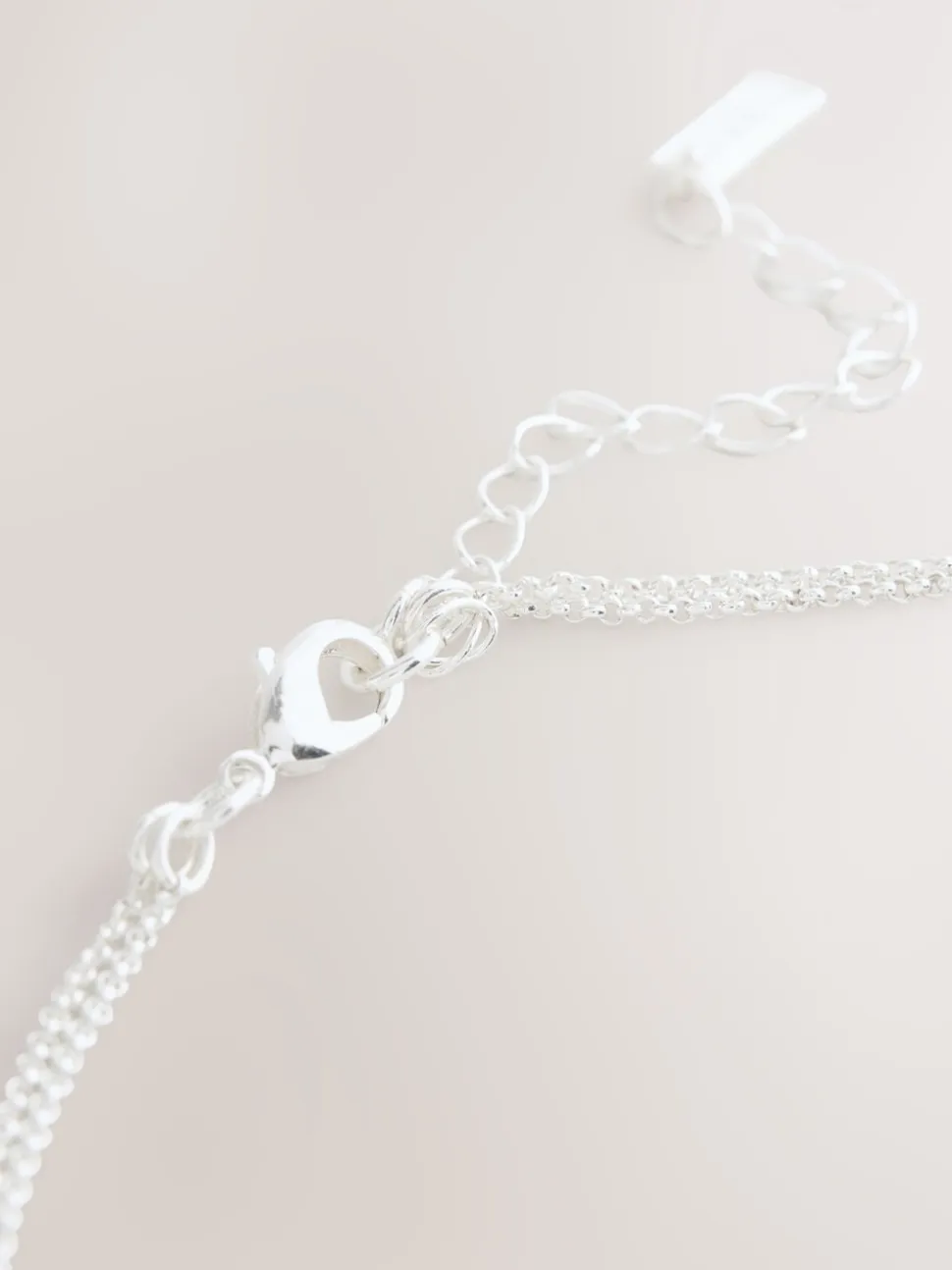 Tonalité argentée - Collier multi-couches à pétales scintillants