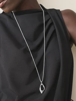 Tonalité argentée - Collier long avec pendentif