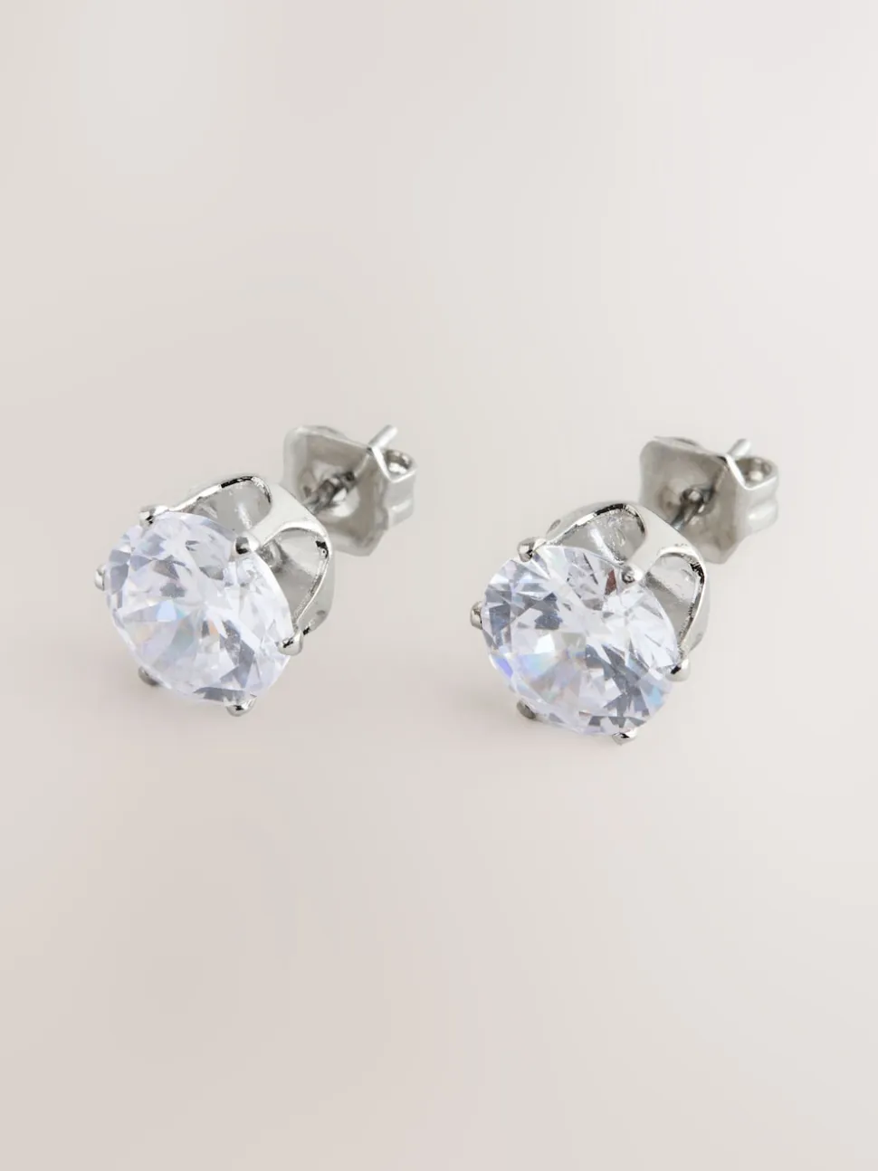 Tonalité argentée - Grands clous d'oreilles en zircon cubique