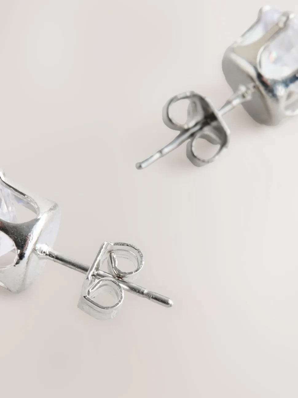 Tonalité argentée - Grands clous d'oreilles en zircon cubique