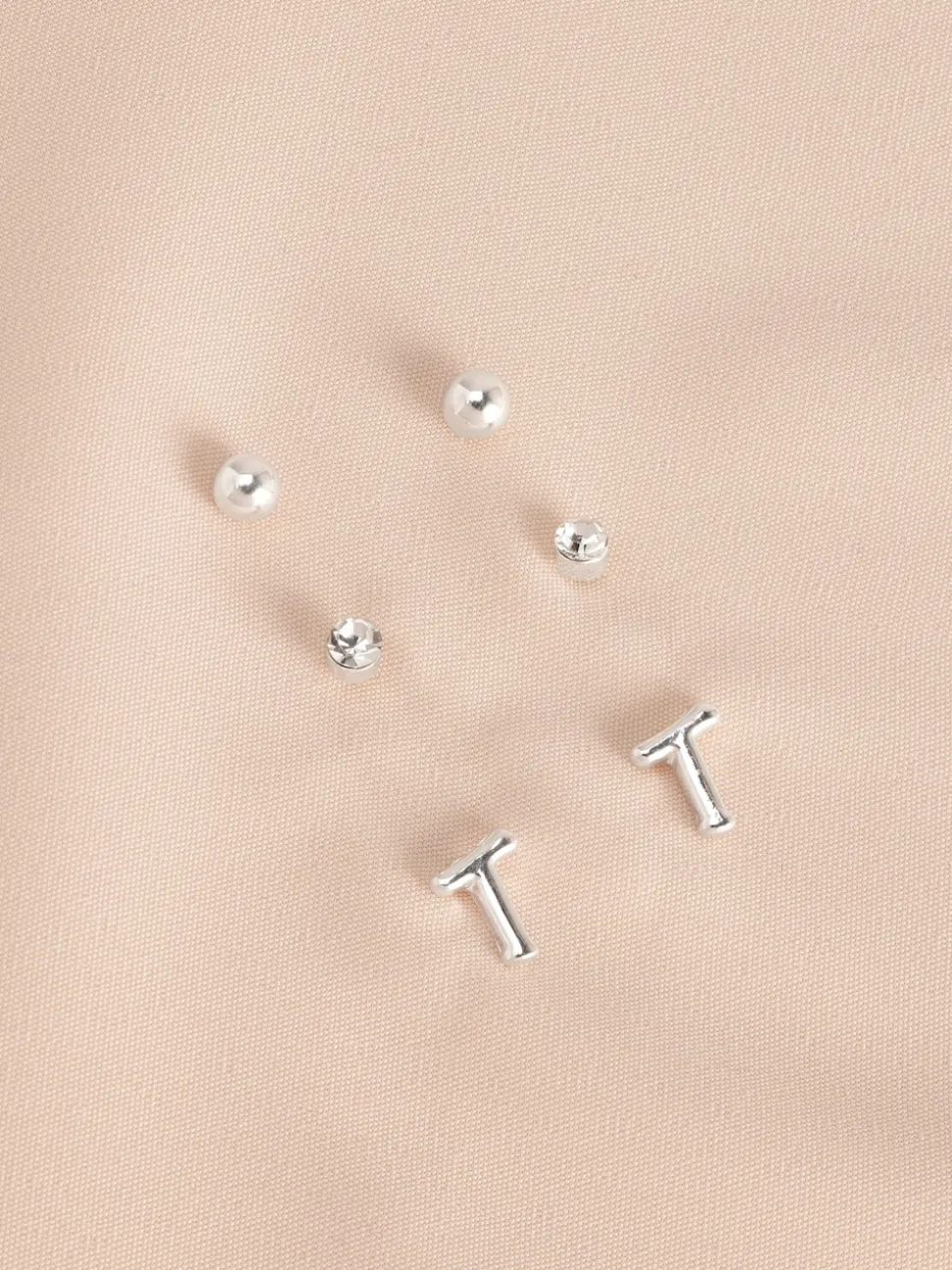 Tonalité argentée - Lot de boucles d’oreilles initiales