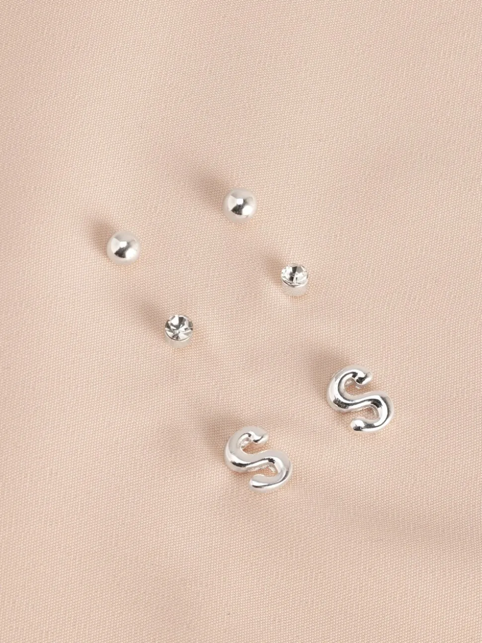 Tonalité argentée - Lot de boucles d’oreilles initiales