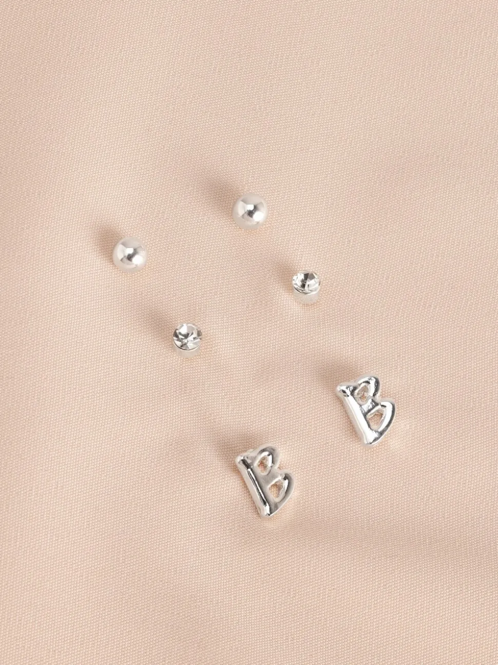 Tonalité argentée - Lot de boucles d’oreilles initiales