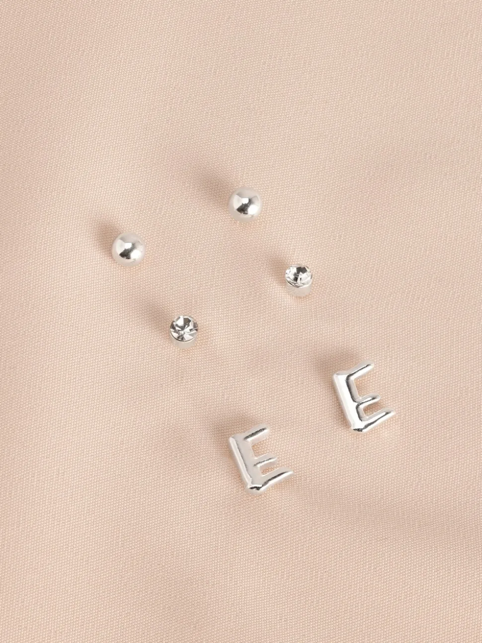 Tonalité argentée - Lot de boucles d’oreilles initiales