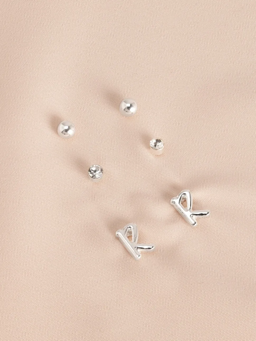 Tonalité argentée - Lot de boucles d’oreilles initiales