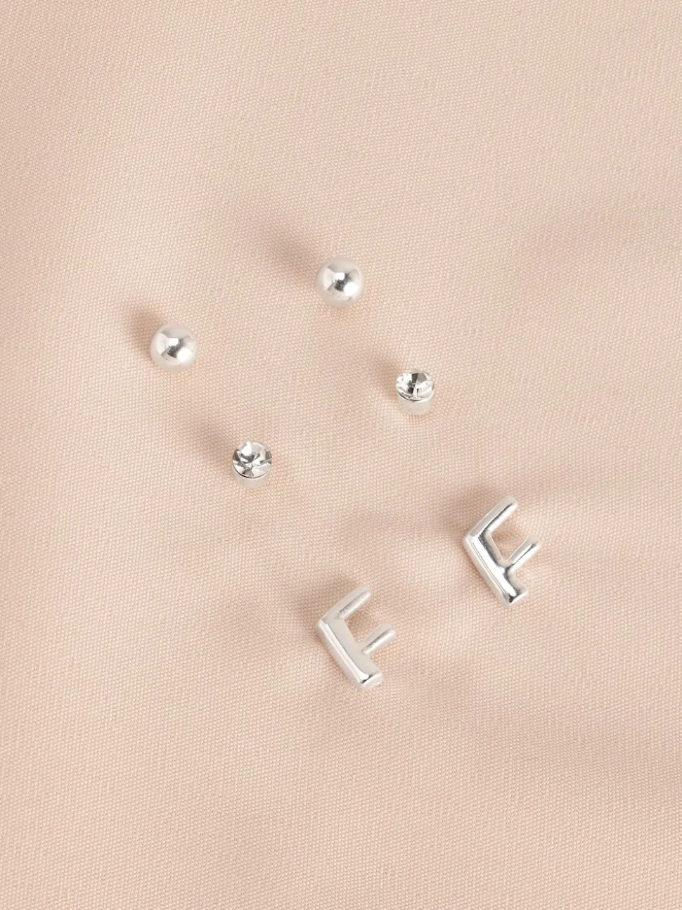 Tonalité argentée - Lot de boucles d’oreilles initiales
