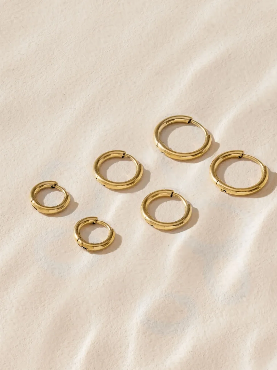 Tonalité d'or - Boucles d'oreilles Huggie Hoop en acier inoxydable 3 Lot