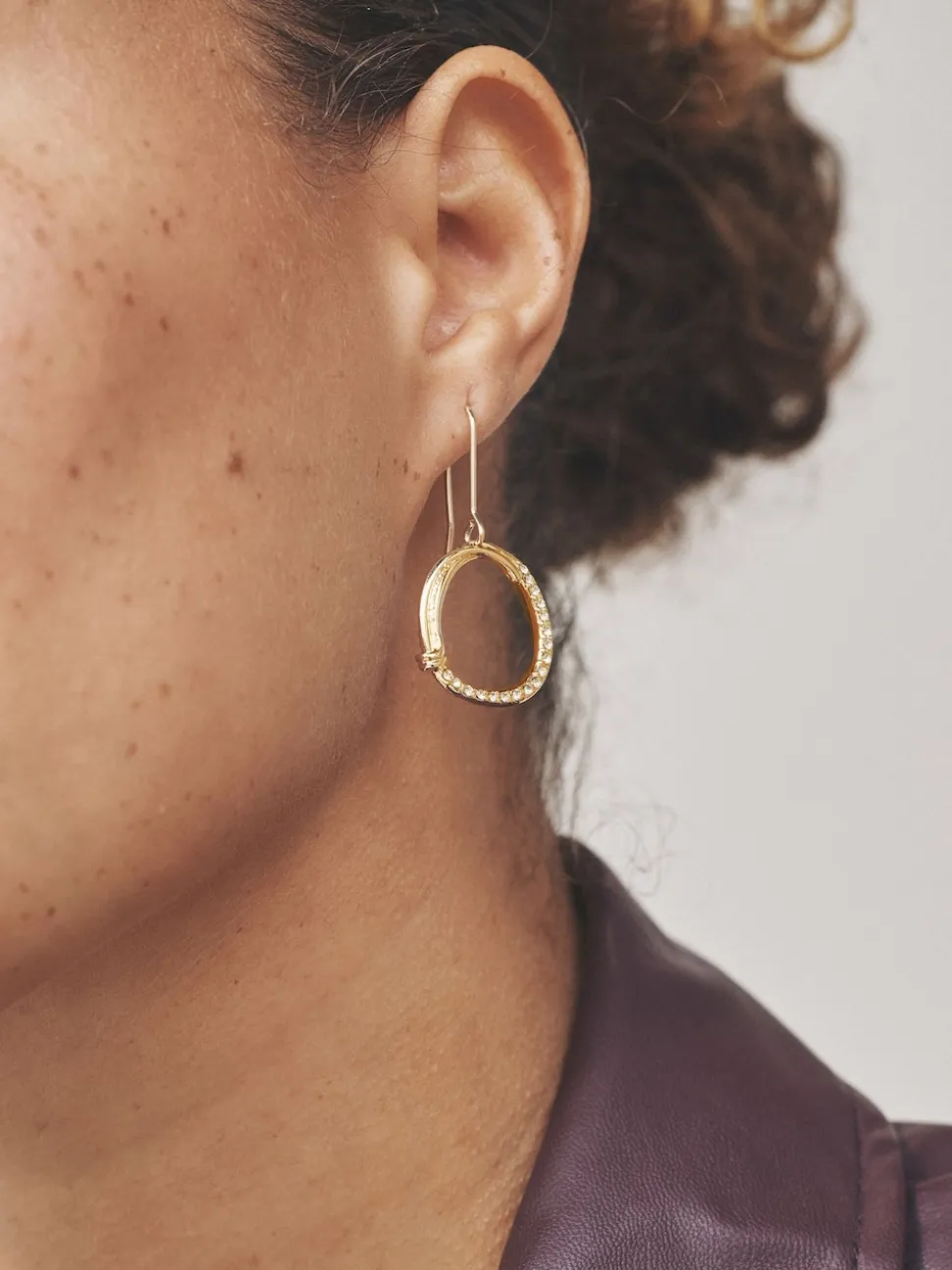 Tonalité d'or - Boucles d’oreilles cercle ouvert avec détail scintillant