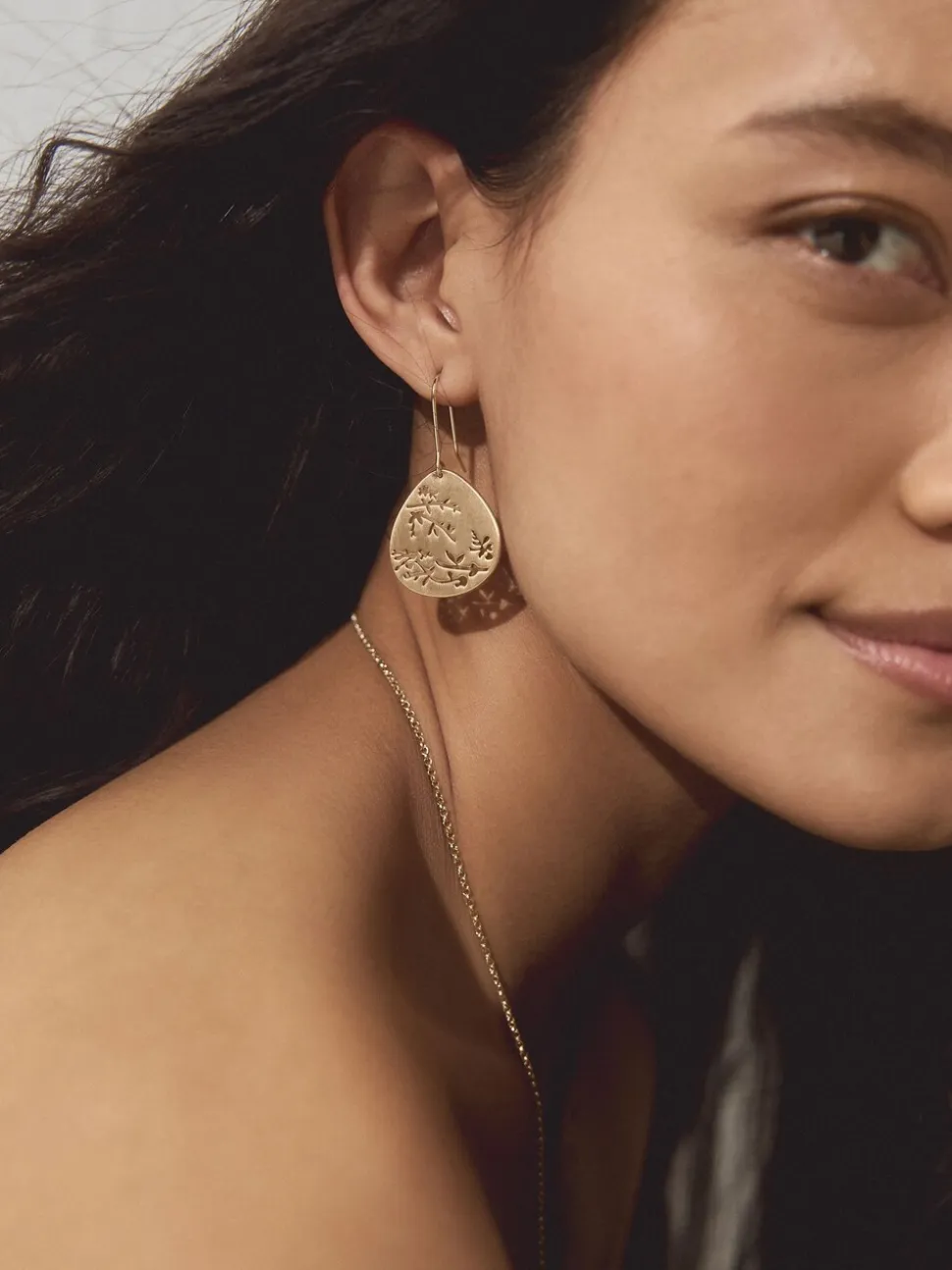 Tonalité d'or - Boucles d’oreilles pendantes avec détail fleuri