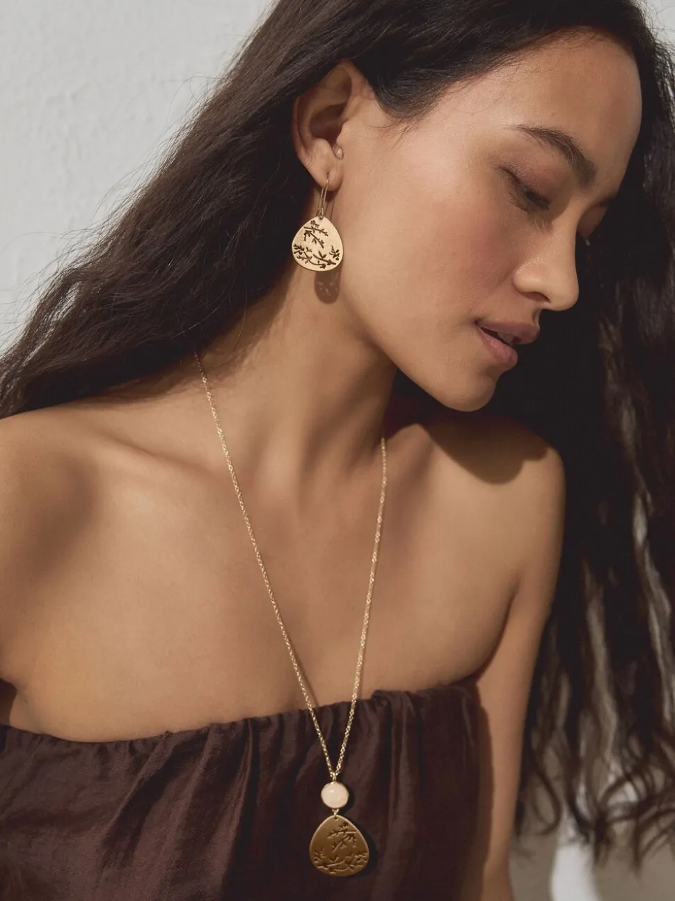 Tonalité d'or - Boucles d’oreilles pendantes avec détail fleuri