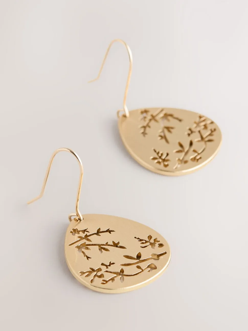 Tonalité d'or - Boucles d’oreilles pendantes avec détail fleuri