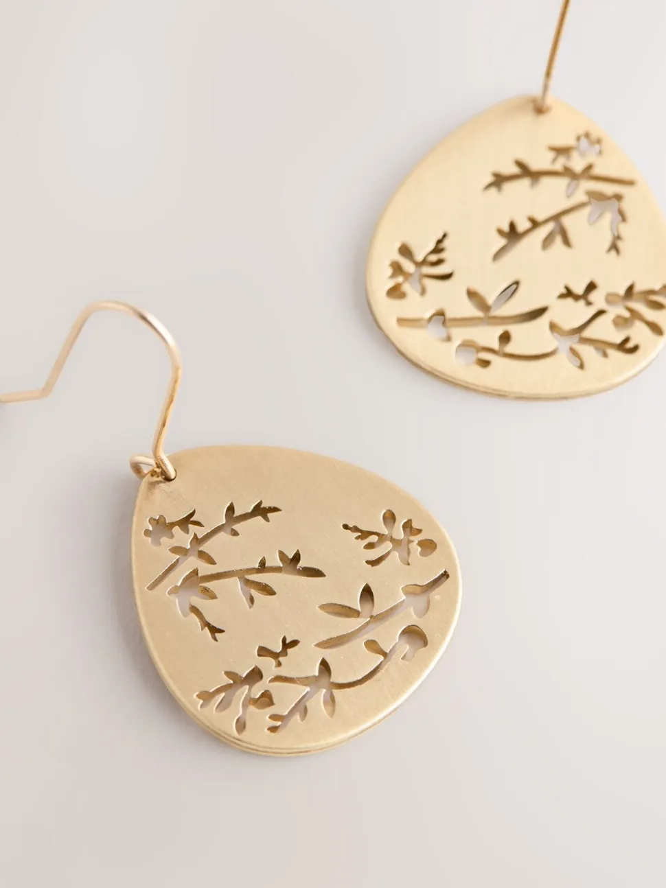 Tonalité d'or - Boucles d’oreilles pendantes avec détail fleuri