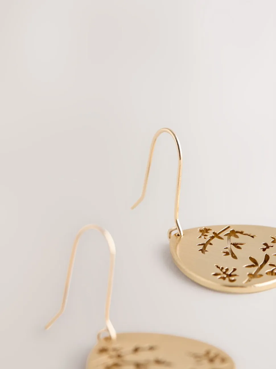 Tonalité d'or - Boucles d’oreilles pendantes avec détail fleuri
