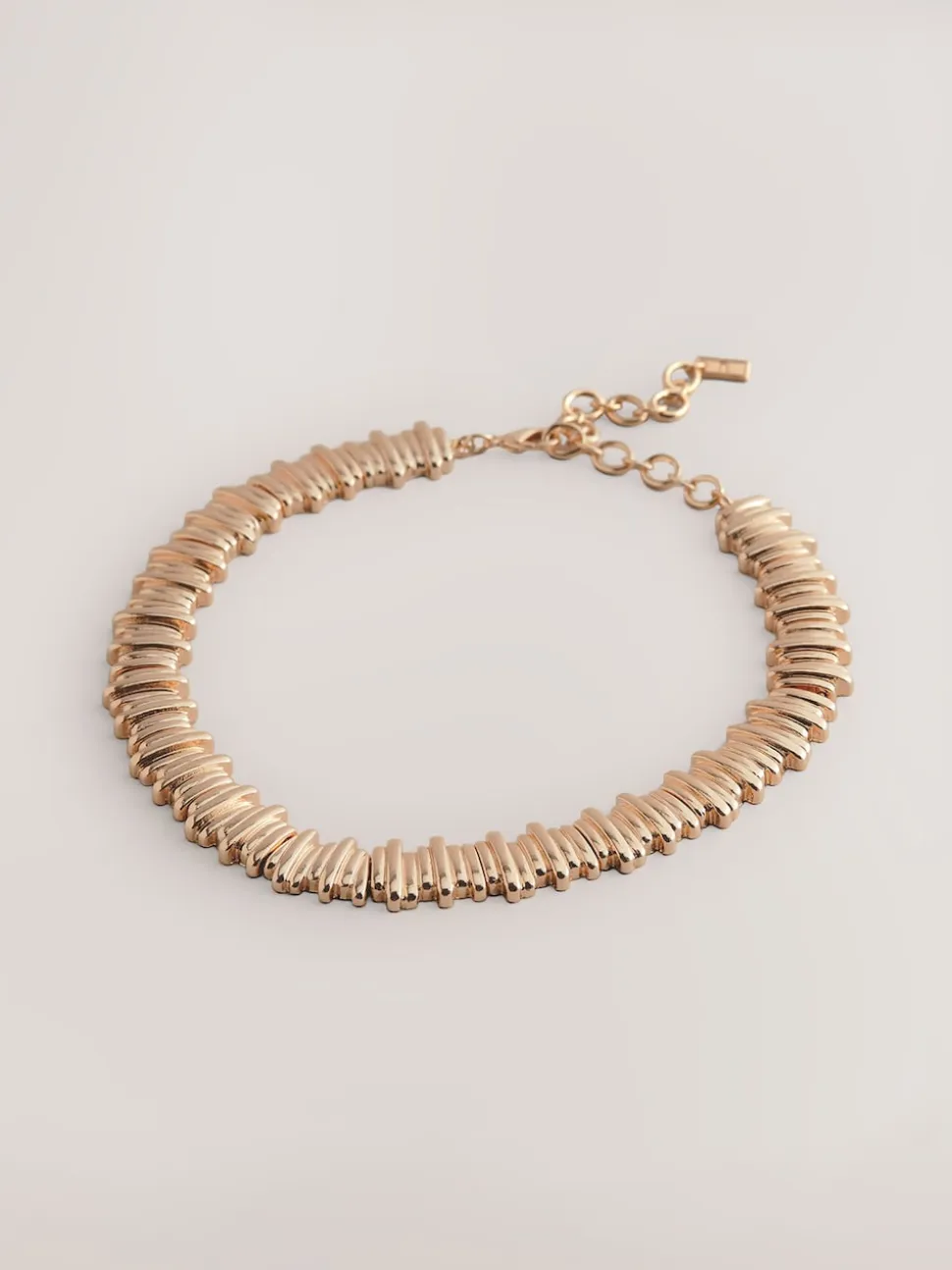 Tonalité d'or - Collier à col cranté
