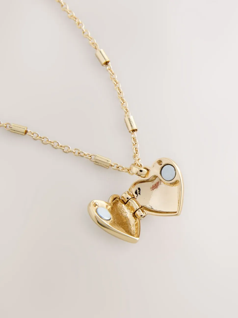 Tonalité d'or - Collier à médaillon cœur